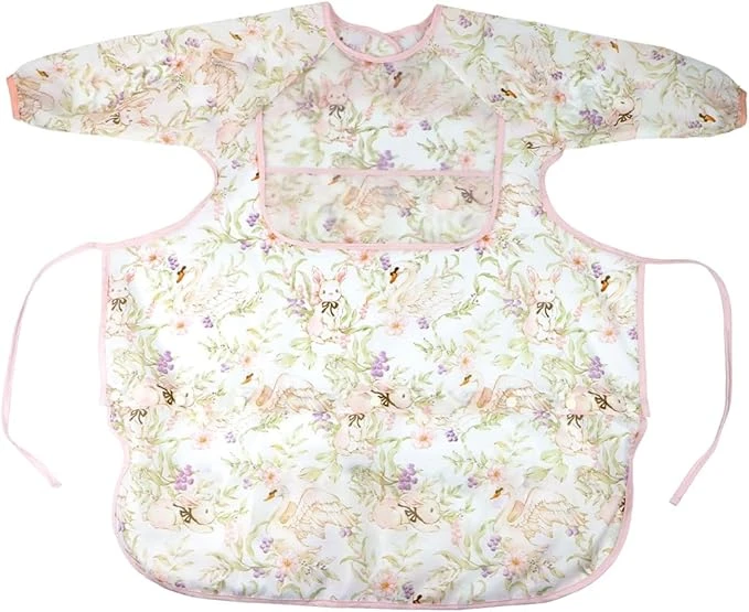 Tạp dề và khăn trải bàn liền thân, tay dài, chống thấm nước.