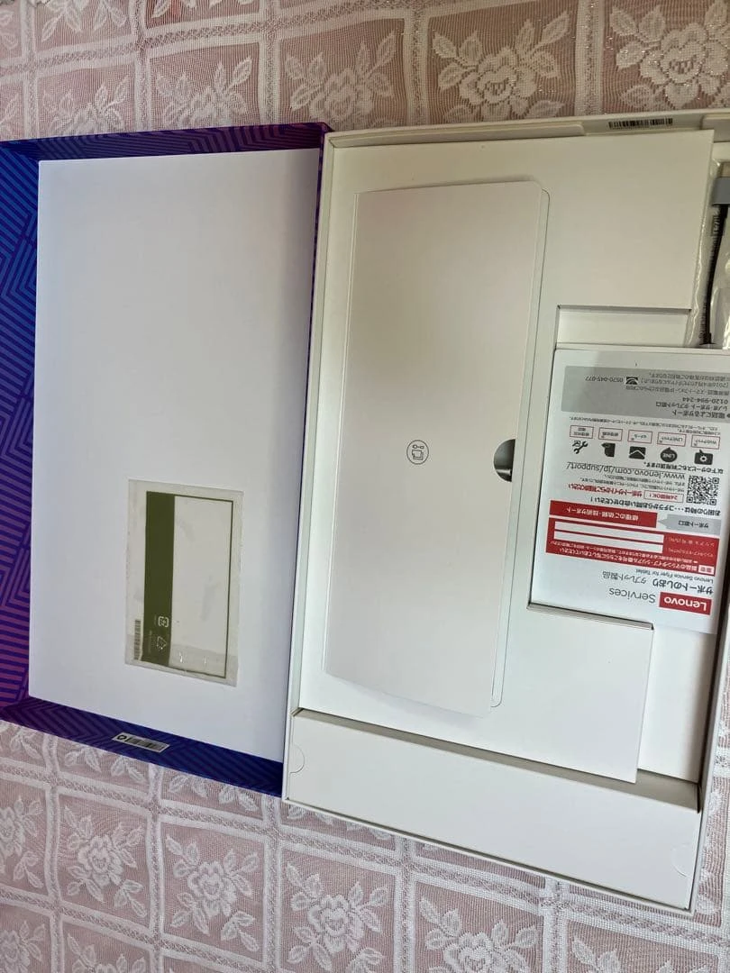 Chỉ có hộp đựng Lenovo Yoga Tab 13 (không kèm phụ kiện).