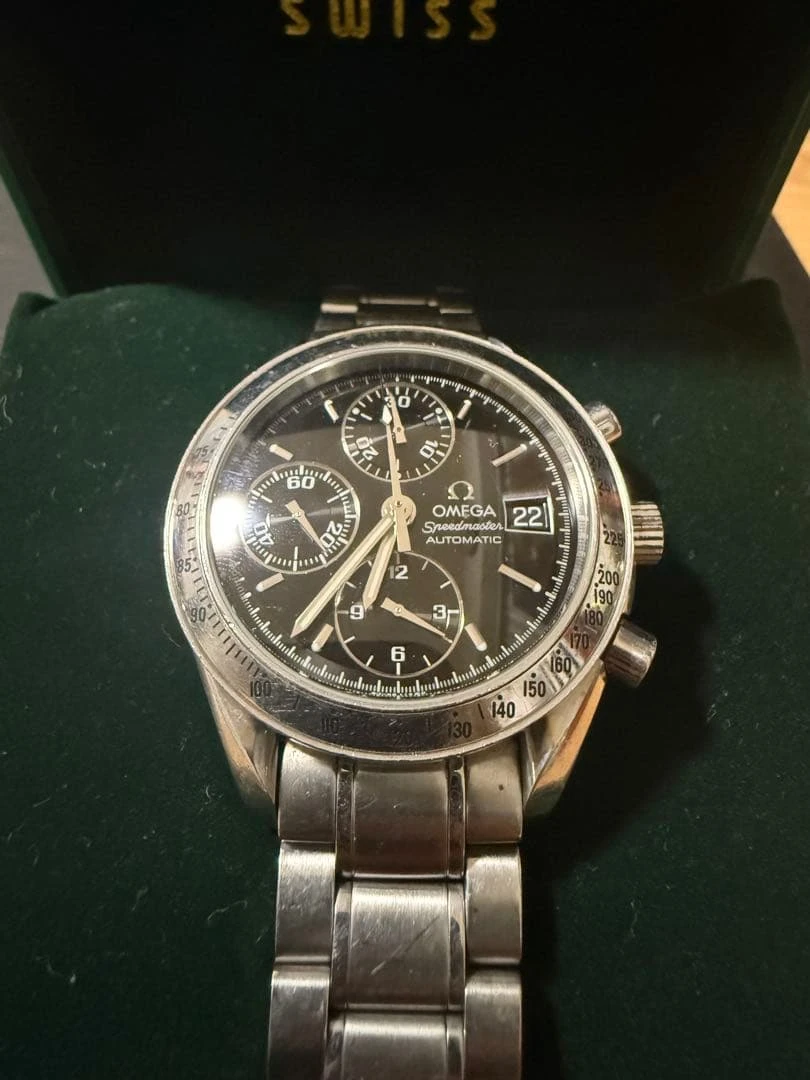 Đồng hồ tự động OMEGA Speedmaster hiển thị ngày